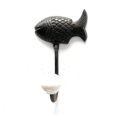 2 appendini a forma di pesce, ganci in bronzo invecchiato con pomello in ceramica bianca - Chehoma 10 cm x 5cm - MARIKA DE PAOLA - HOME DECOR
