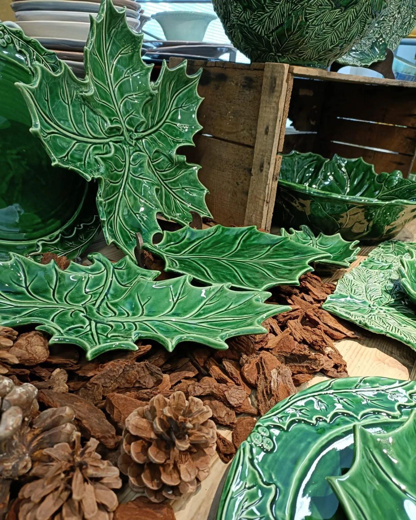 Piatto / Vassoio Agrifoglio a due foglie in ceramica, colore: verde - MARIKA DE PAOLA - HOME DECOR