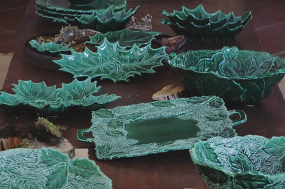 Vassoio quadrato con manici in ceramica, Aghi e Agrifoglio, colore: verde - MARIKA DE PAOLA - HOME DECOR