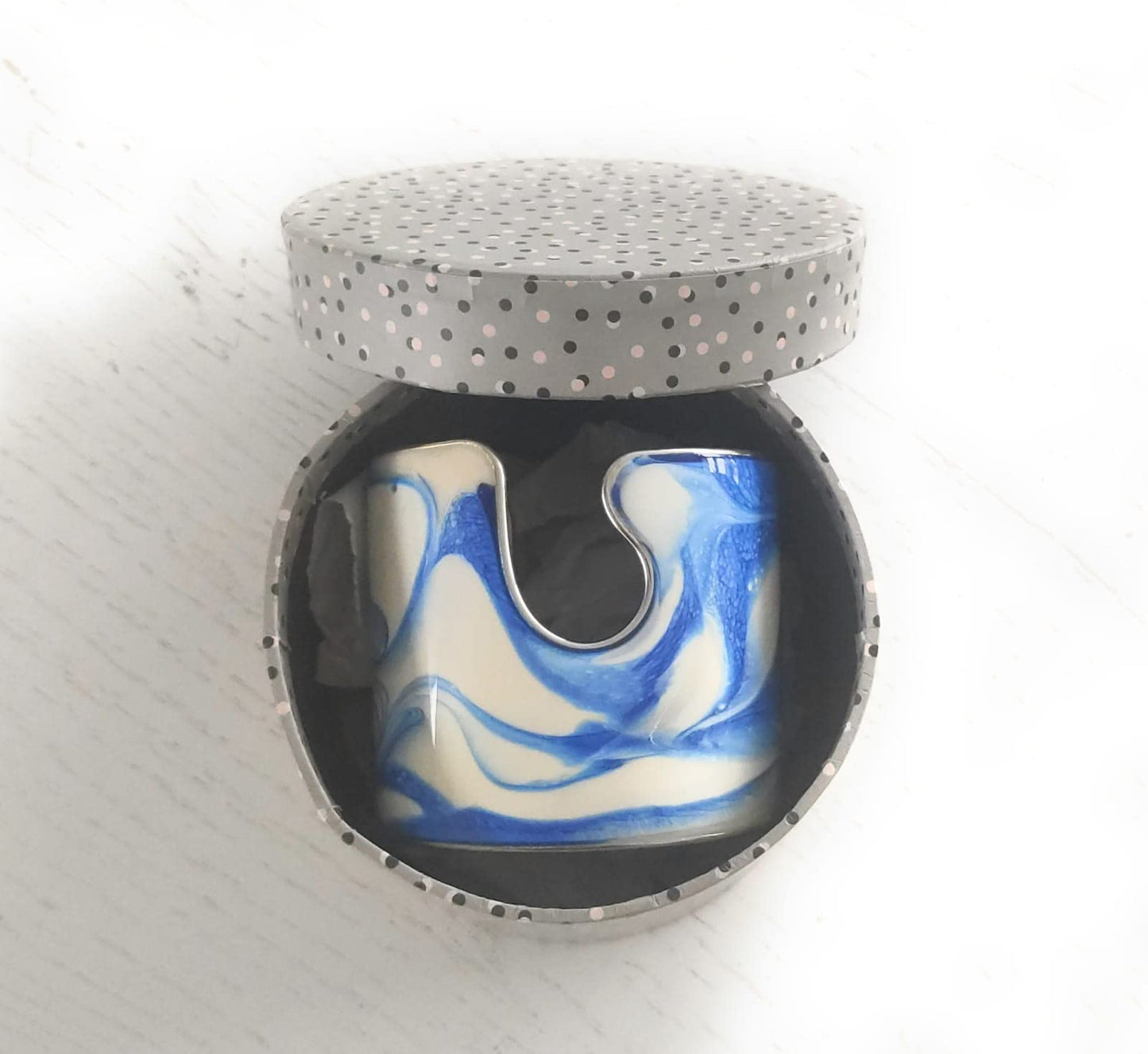 Bracciale rigido in acciaio chirurgico e resina epoxy, gioiello fatto a mano, collezione Vulca (bianco / azzurro)