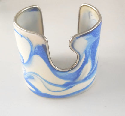 Bracciale rigido in acciaio chirurgico e resina epoxy, gioiello fatto a mano, collezione Vulca (bianco / azzurro)