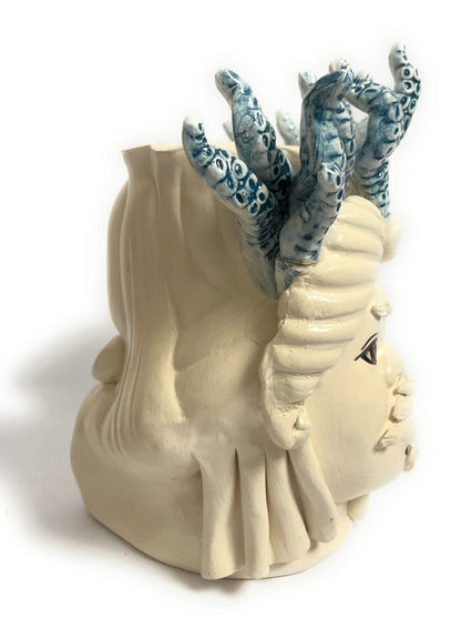 Vase Moro Small Medusa Man, conçu par Abhika, céramique 100% faite à la main fabriquée en Italie