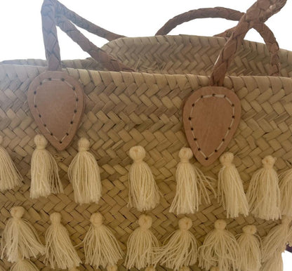 Borsa fatta a mano e intrecciata in foglie di palma con ricami in lana, motivo Nappe Bianche