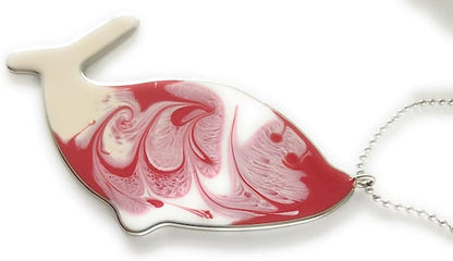 Catenina con Ciondolo Pesce Bianco Rosso in acciaio chirurgico e Resina multicolor Vulca, pezzi unici fatti a mano, artigianato 100% made in Italy