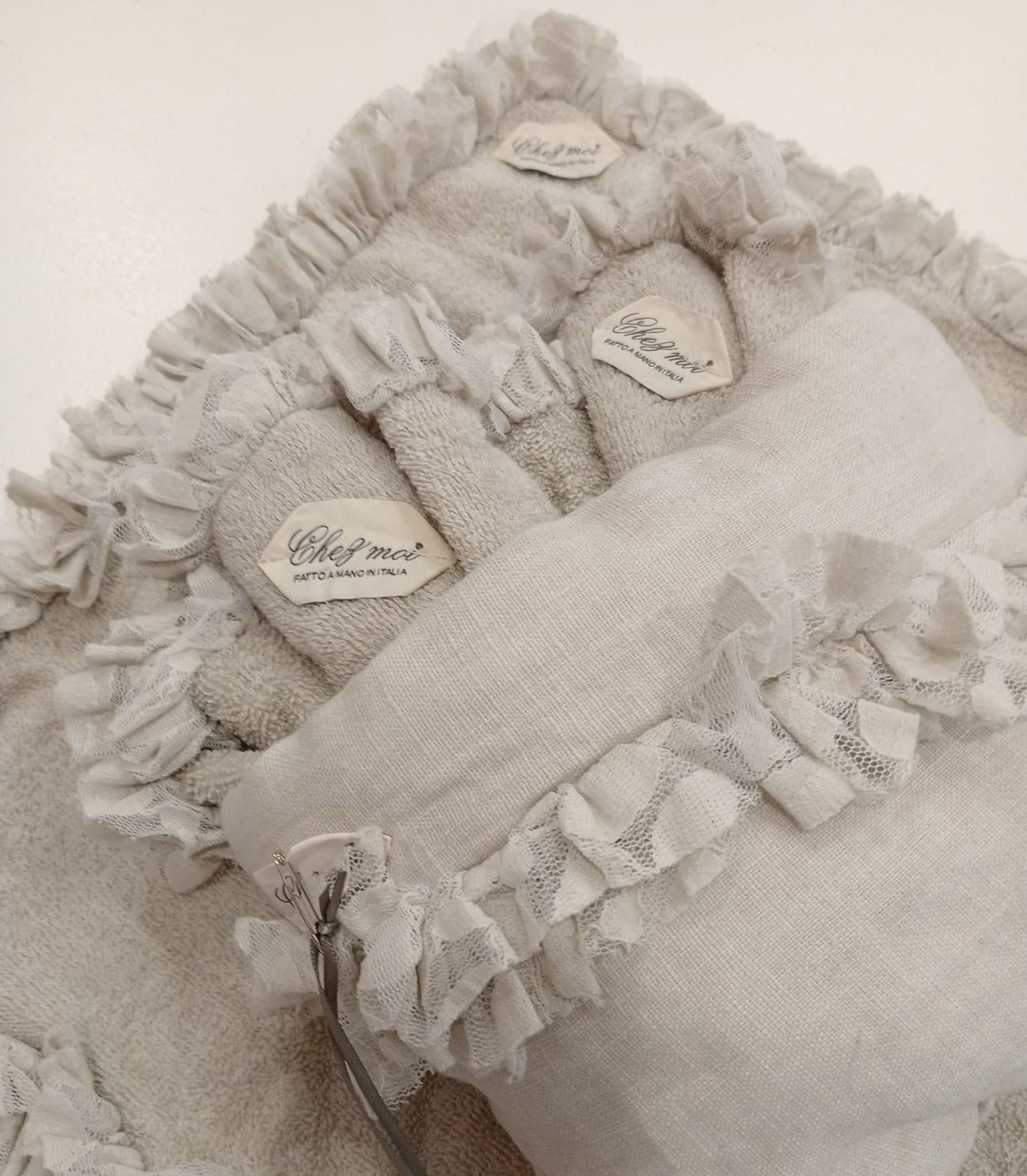 Lavette set da 3 asciugamani bagno con elegante sacchetto di lino, colore: Argilla con pizzo, tessuti pregiati, 100% Made in Italy - Chez Moi
