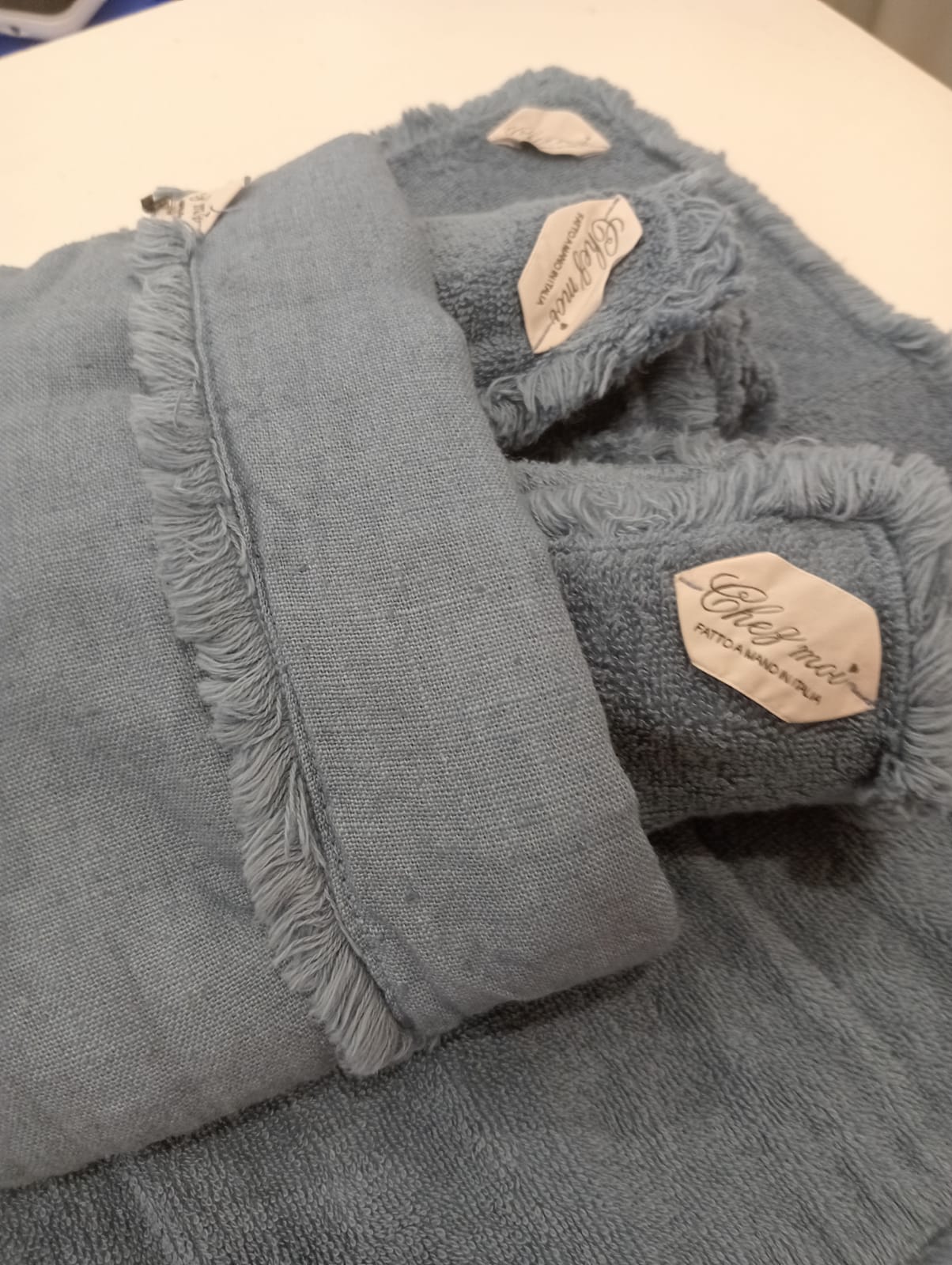 Lavette set da 3 asciugamani bagno con elegante sacchetto di lino, colore: Fiordaliso, tessuti pregiati, 100% Made in Italy - Chez Moi