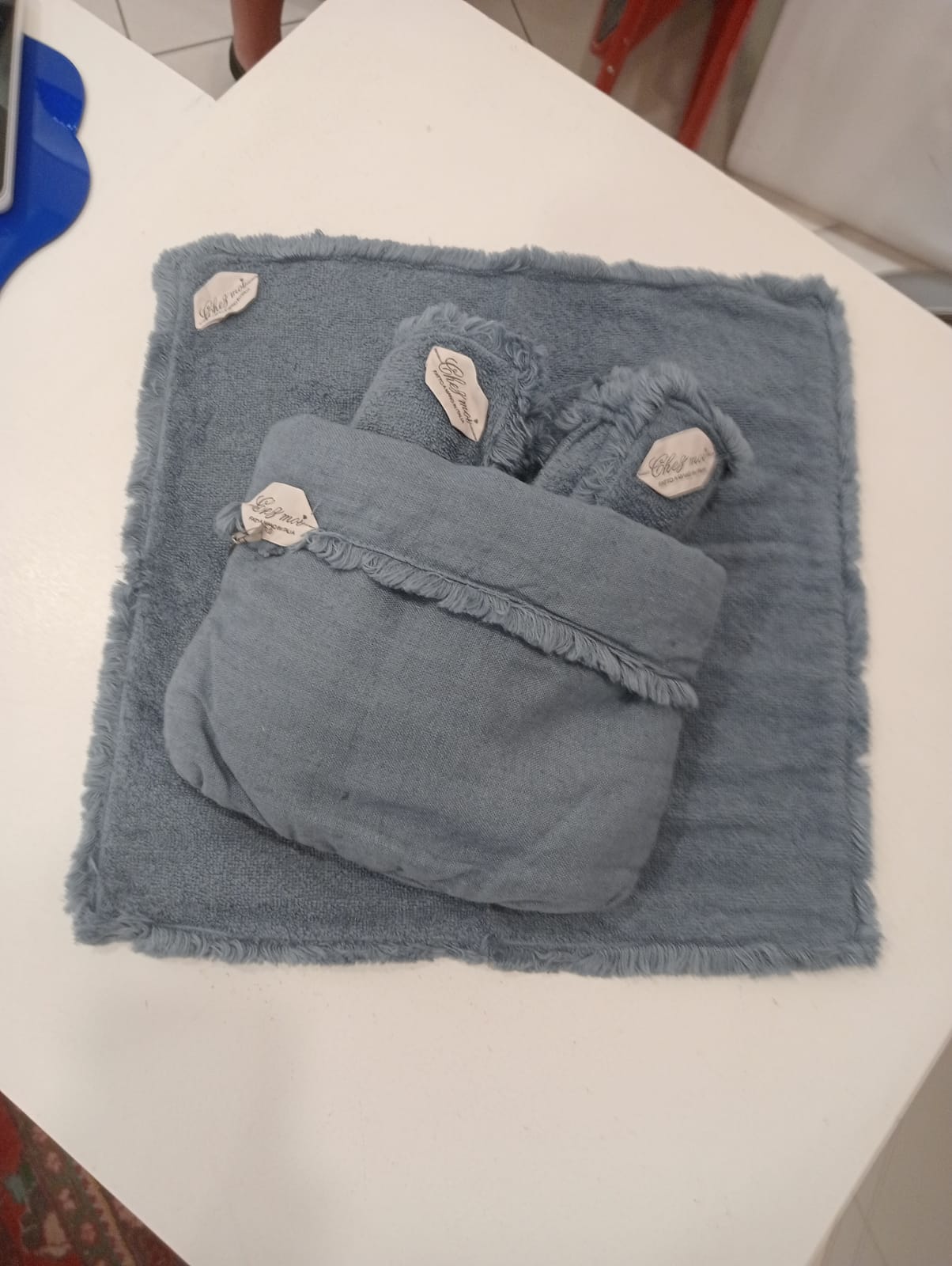 Lavette set da 3 asciugamani bagno con elegante sacchetto di lino, colore: Fiordaliso, tessuti pregiati, 100% Made in Italy - Chez Moi