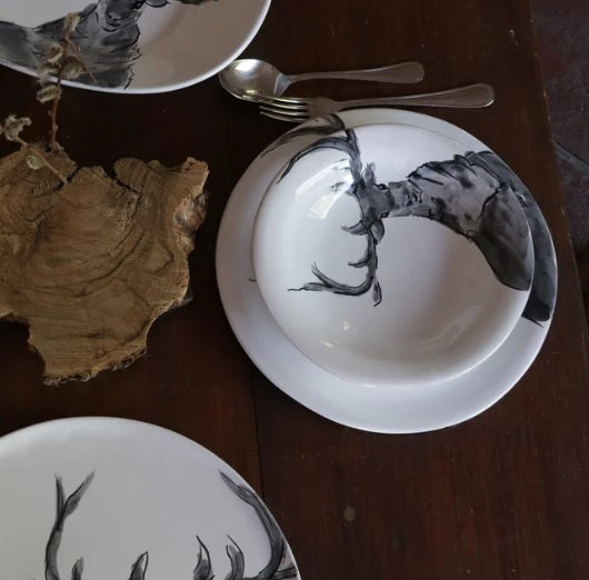 Piatto Fondo in ceramica decorata a mano, Cervo 22 cm
