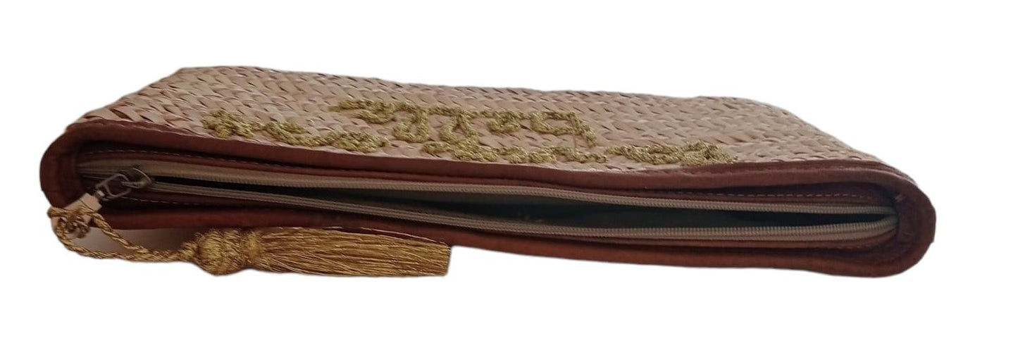 Pochette rettangolare fatta a mano e intrecciata in foglie di palma con ricami in lana, motivo La Vie Est Belle