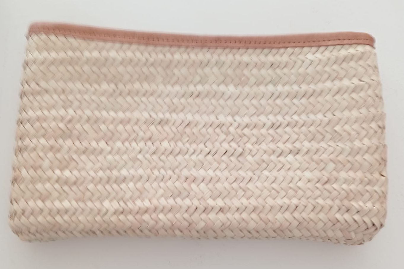 Rectangular clutch hand made and woven in palm leaves with wool embroidery, La Vie Est Belle motif