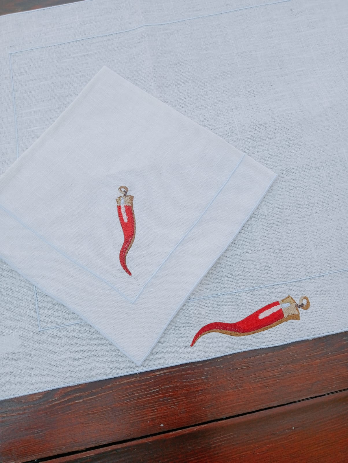 Marika De Paola - Set of 1 placemat in pure waxed linen with 1 matching napkin - Motif: Red Croissant