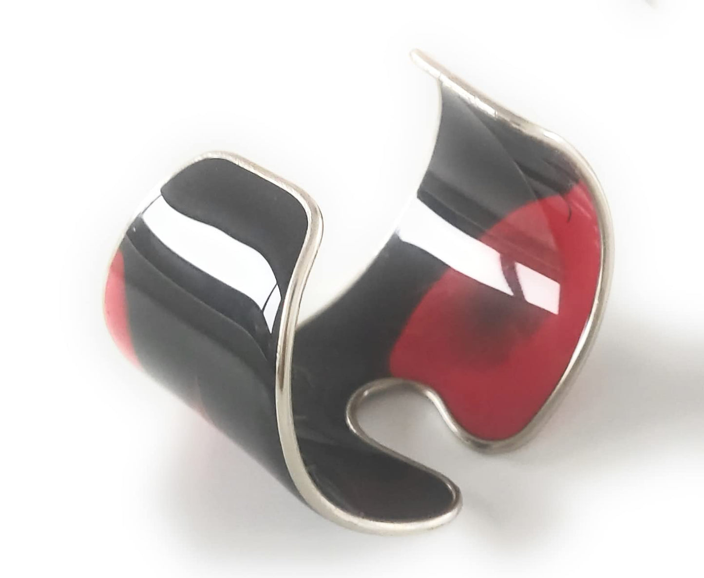 Bracelet rigide en acier chirurgical et résine époxy, bijou fait main, collection Vulca (rouge/noir) 