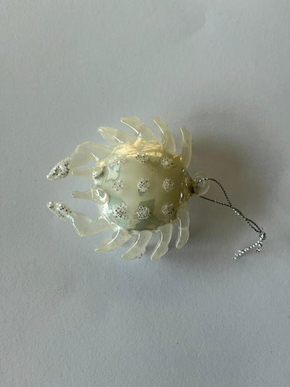 Christmas Baubles - Pack of 2 Christmas Crabs 1 gold and 1 mother of pearl, decorated with beads and glitter (10x10x3 cm)