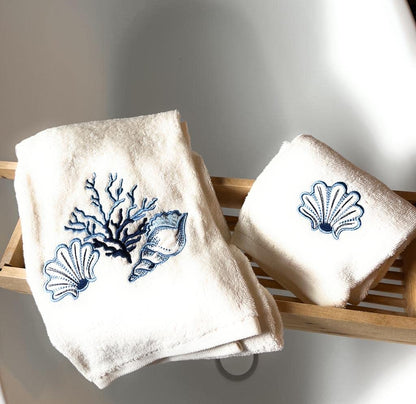 Set of 2 towels (1 face, 1 guest), luxury boat and yacht furnishing collection, fine and very soft cotton, hand / machine embroidered, 100% Made in Italy (white, shells)