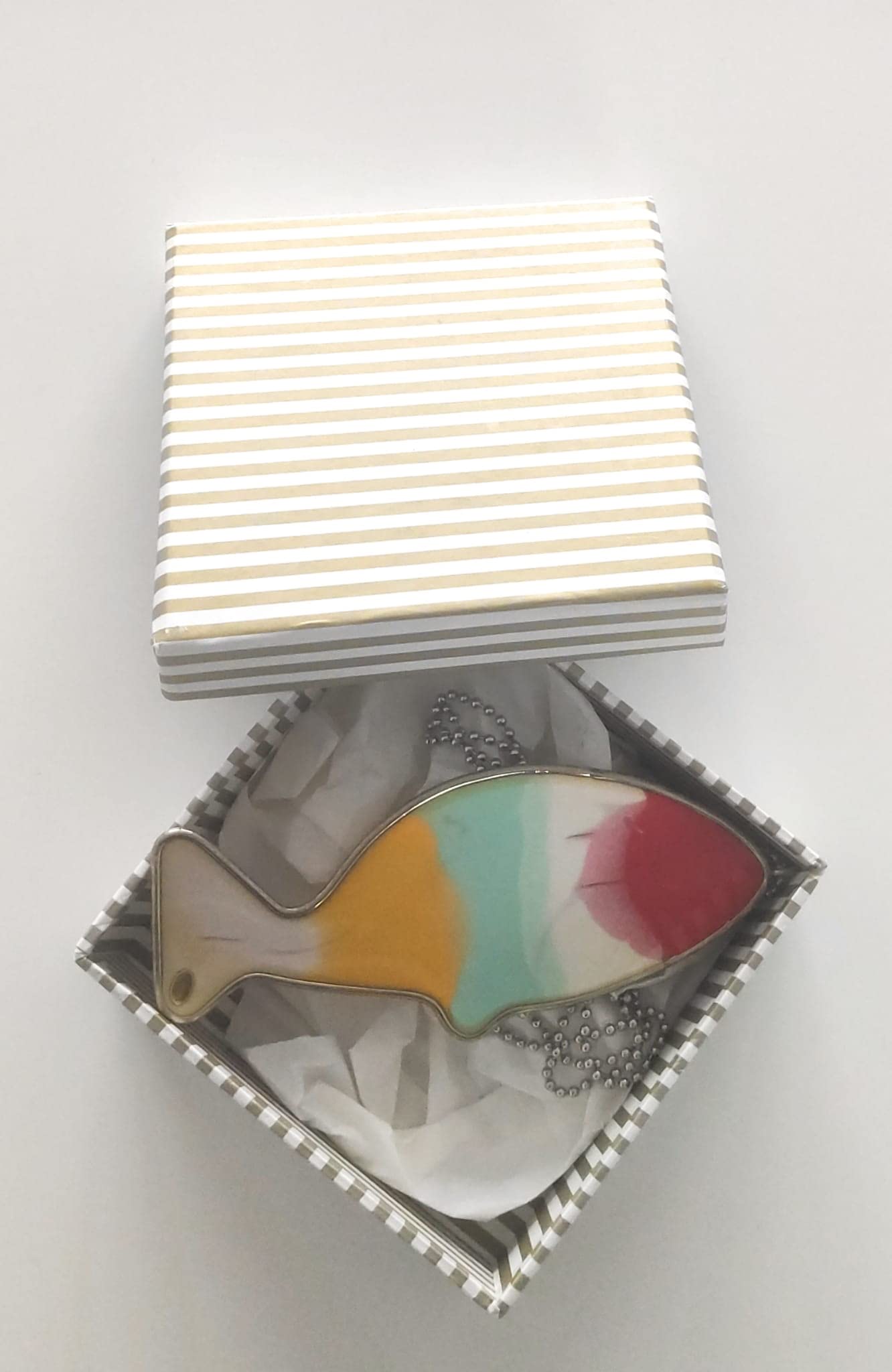 Catenina con Ciondolo Pesce Multicolor in acciaio chirurgico e Resina multicolor Vulca, pezzi unici fatti a mano, artigianato 100% made in Italy