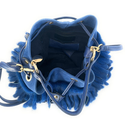 Sac pour femme bleu en cuir suédé et fourrure de vison conçu par Marika De Paola, fait main, haut savoir-faire Made in Italy
