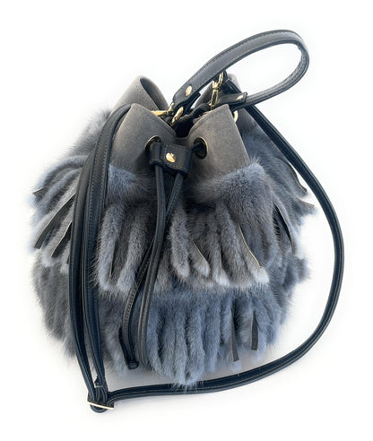 Sac pour femme bleu en cuir suédé et fourrure de vison conçu par Marika De Paola, fait main, haut savoir-faire Made in Italy