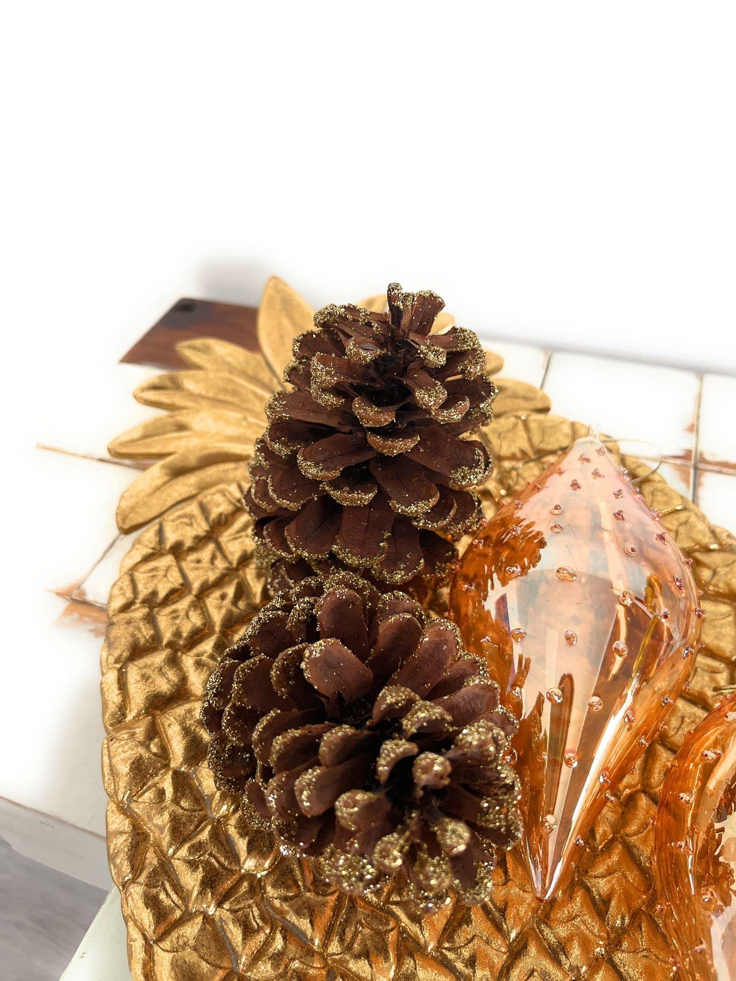 Plateau en forme d'ananas couleur or en bois et résine, mobilier design par Enzo De Gasperi